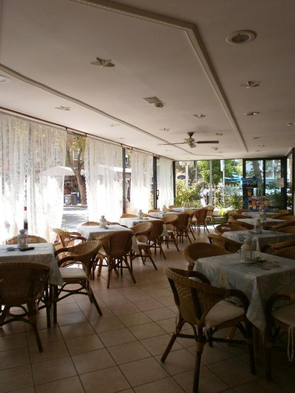 Hotel Alfredo'S Римини Экстерьер фото